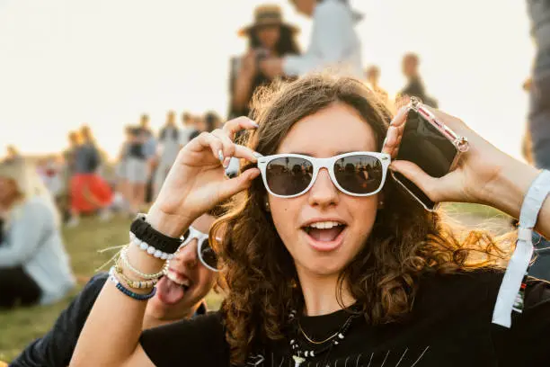 Cute Girls DP with Sunglasses (20)