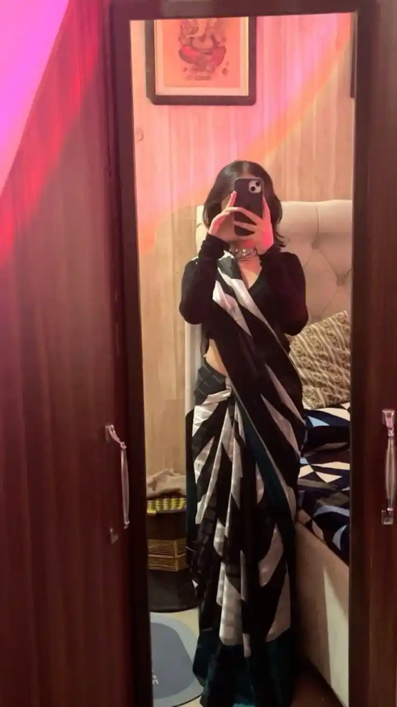 Hidden Face Girls DP with mobile (4)