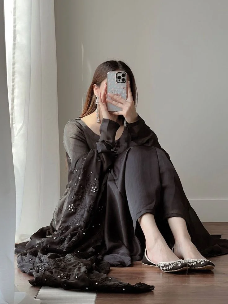 Hidden Face Girls DP with mobile