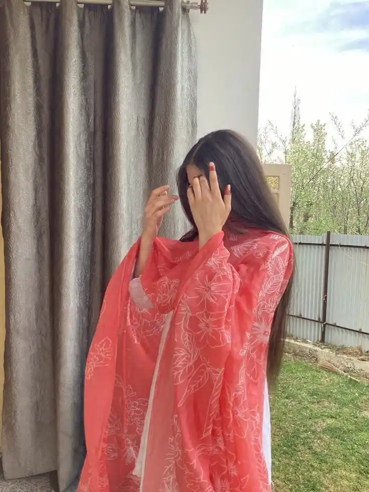 Back Pose Hidden Face Girls DP (13)