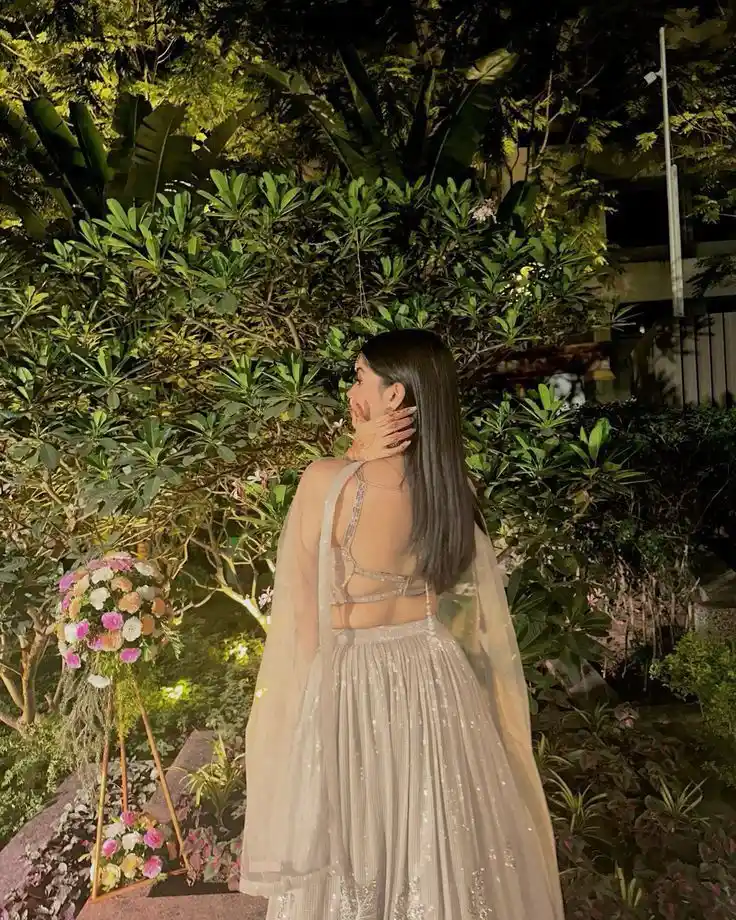 Back Pose Hidden Face Girls DP (20)
